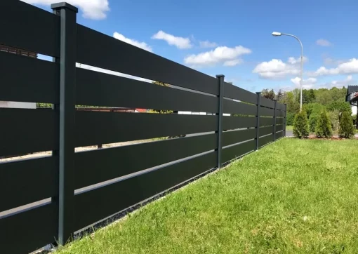 Krech Zaunsysteme_Aluminium-Sichtschutz_140x8_geradeMitAbstand